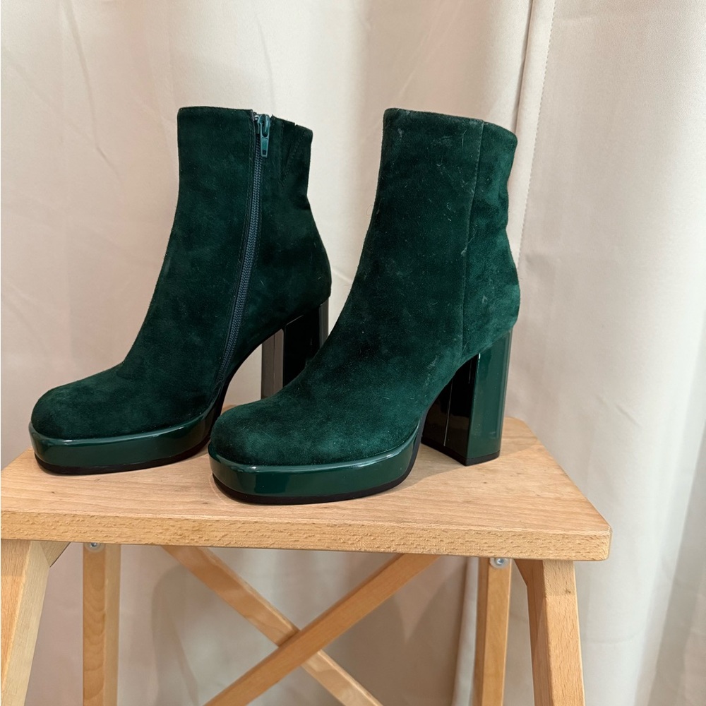 Chic Green Suede Ankle Boots
